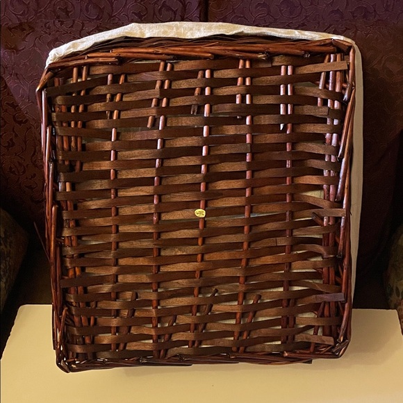 Square Wicker Basket with Cream Liner and Lid, perfect for fresh fruit 🍎 - Picture 3 of 4